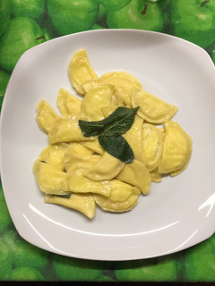 Foto di Lunette di ricotta al profumo di limone a burro e salvia