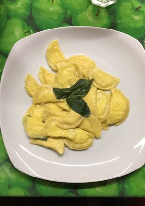 Foto di Lunette di ricotta al profumo di limone a burro e salvia