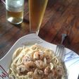 Espaguetis con camarones encebollados