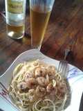 Espaguetis con camarones encebollados