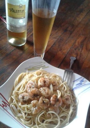 Una foto de Espaguetis con camarones encebollados