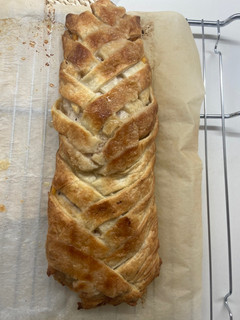 Una foto de Hojaldre relleno de pollo, cebolla y cheddar
