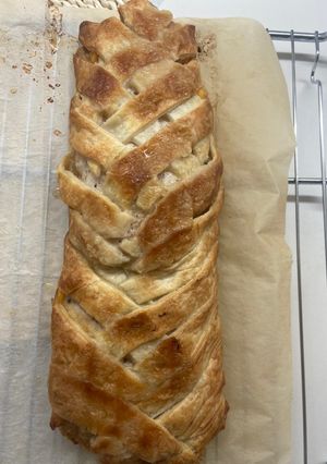 Una foto de Hojaldre relleno de pollo, cebolla y cheddar