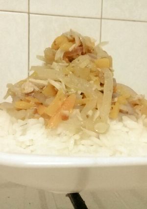 Una foto de Salteado de verduras (y pollo) con arroz