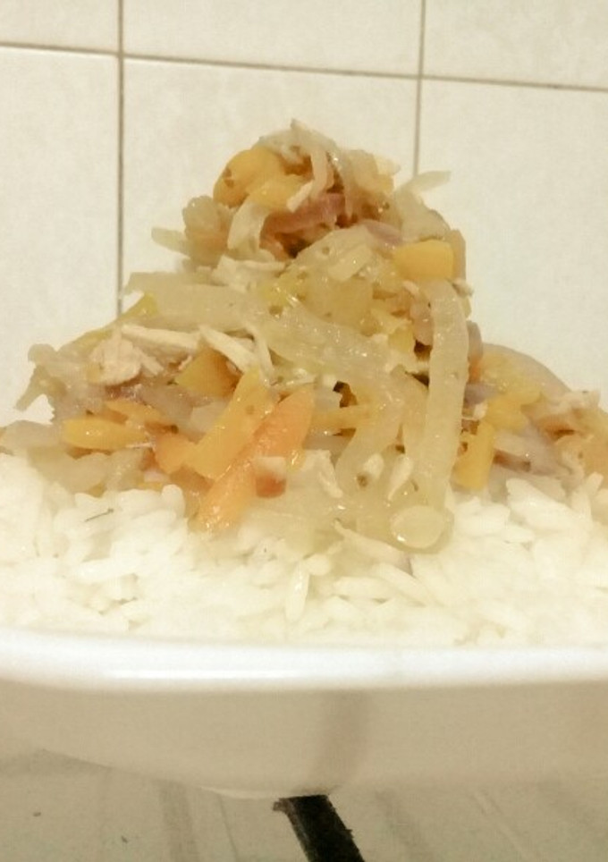 Una foto de Salteado de verduras (y pollo) con arroz