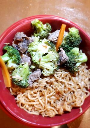 A picture of Noodles served with brocolli.