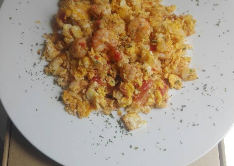 Huevos rotos de gambas al ajillo