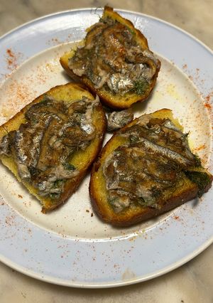 Foto di Crostoni con sardoni (alici) marinati al finocchietto selvatico