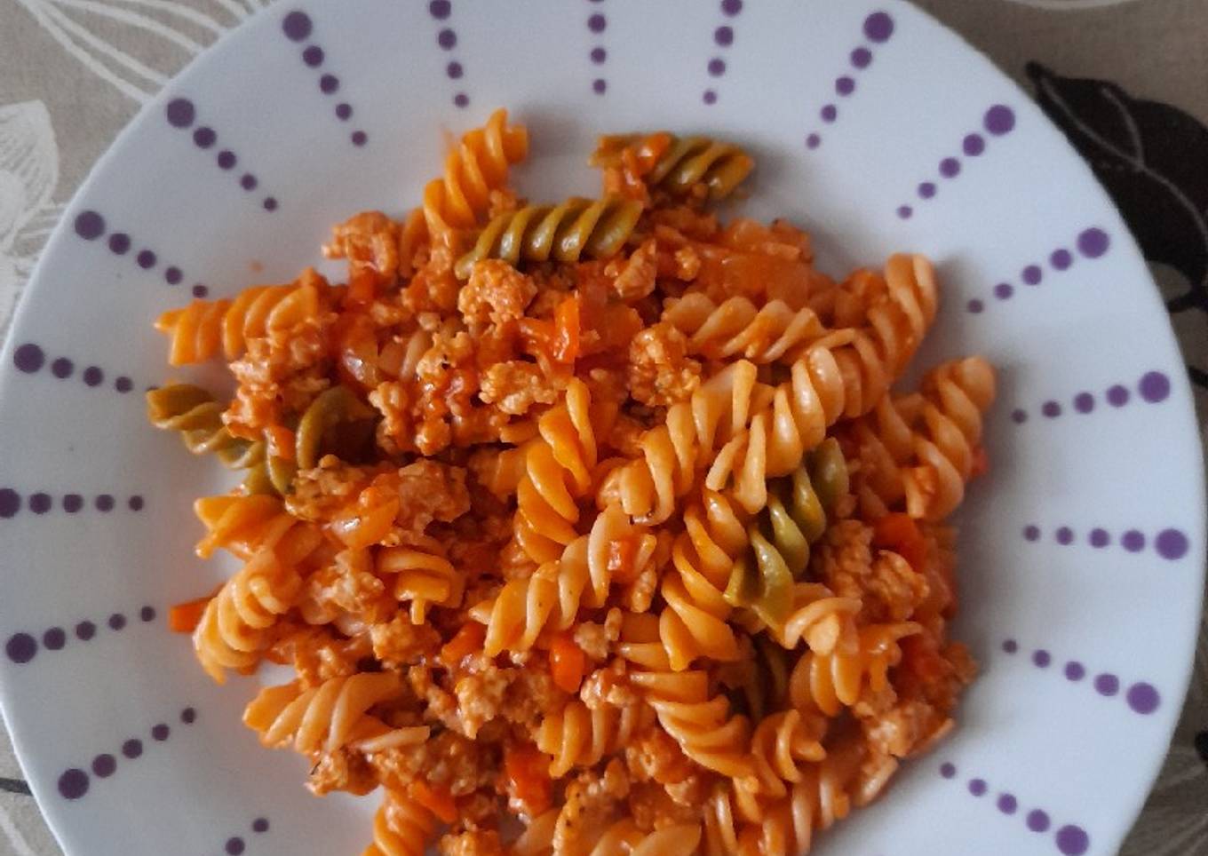 Espirales de colores con boloñesa de pollo