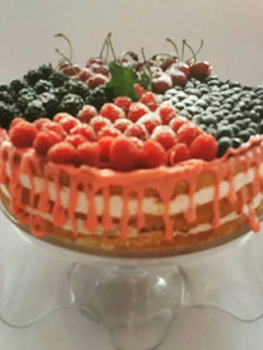 Una foto de Tarta mousse de fresa con frutos rojos y chocolate blanco