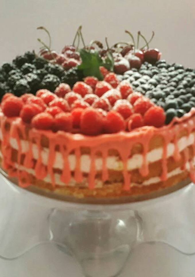 Una foto de Tarta mousse de fresa con frutos rojos y chocolate blanco