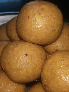 A picture of Wheat flour and rava laddu.