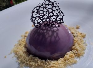 Una foto de Mousse de piloncillo y Jelly de guayaba con tecojote