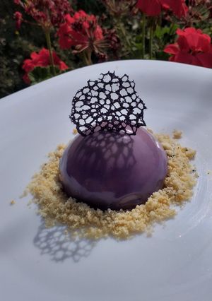 Una foto de Mousse de piloncillo y Jelly de guayaba con tecojote