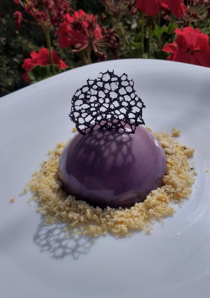 Una foto de Mousse de piloncillo y Jelly de guayaba con tecojote