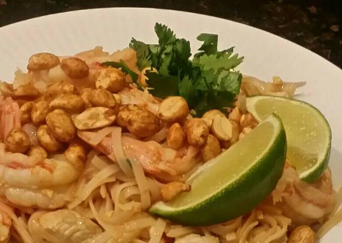 Brad's chicken and prawn pad thai