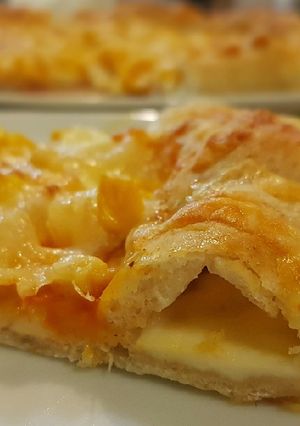 Sajtos szélű pizzatészta recept fotója