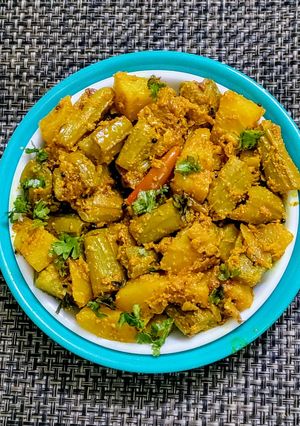 A picture of Turai(Ridge gourd) Posto(Poppy seeds).