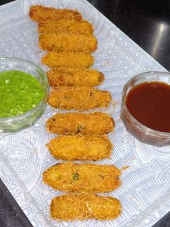 સેવ રોલ(sev roll recipe in Gujarati) રેસીપી મુખ્ય ફોટો