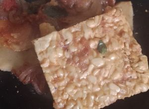 Una foto de Tempeh vegano a la portuguesa (🌱)