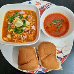 A picture of Misal pav.