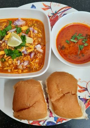 A picture of Misal pav.