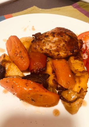 Zacskóban sült csirkecombok velesült körettel recept fotója