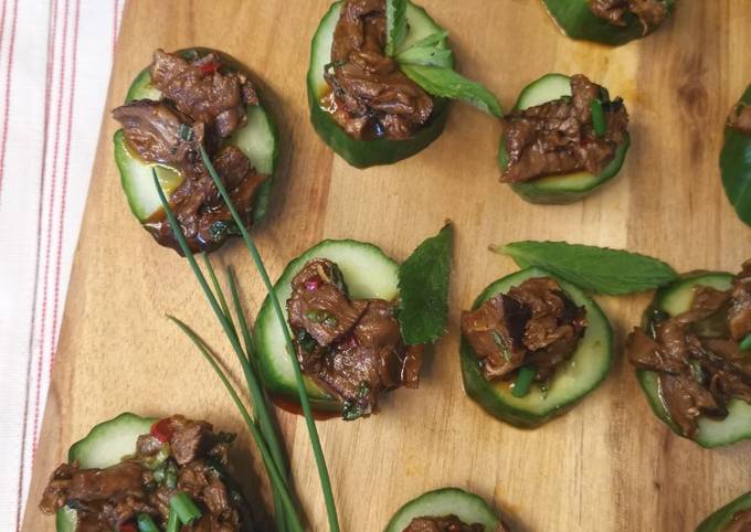 Gurkenhappen, belegt mit einem thailändischen Rindfleischsalat Rezept ...
