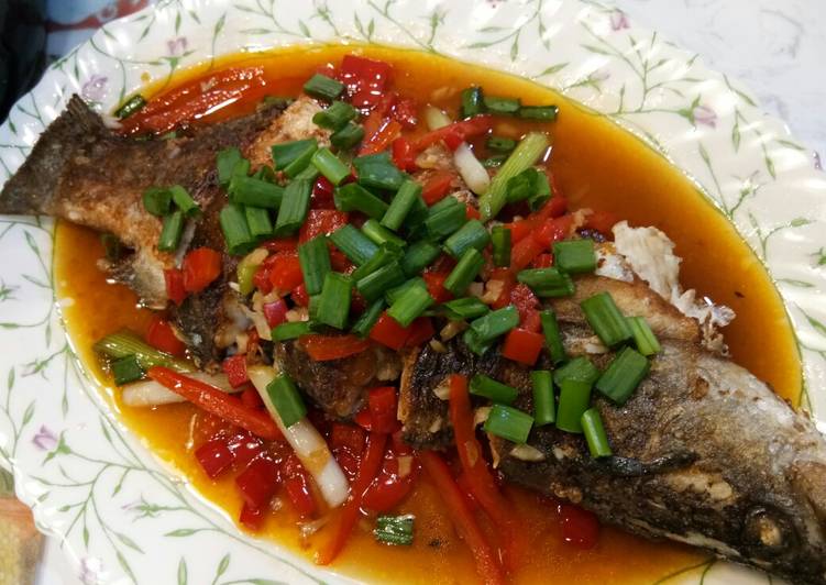Simple Way to Prepare Any-night-of-the-week Fried Siakap with Garlic, Capsicum and Sauce