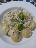 Gnocchi con salsa de queso y tus añadidos favoritos