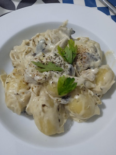 Una foto de Gnocchi con salsa de queso y tus añadidos favoritos