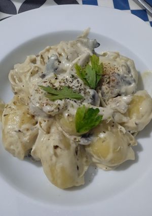 Una foto de Gnocchi con salsa de queso y tus añadidos favoritos