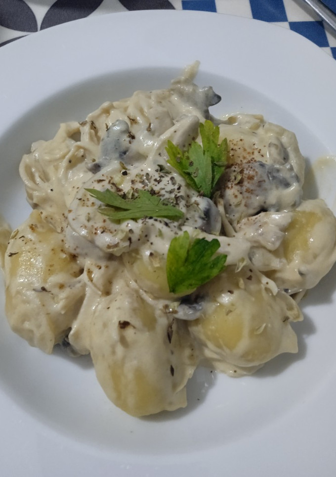 Una foto de Gnocchi con salsa de queso y tus añadidos favoritos