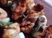 Una foto de pinchos a la parrilla