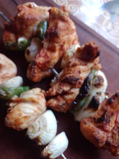 Una foto de Brochetas/pinchos de pollo 🐓 a la parrilla/barbacoa🫑🧅
