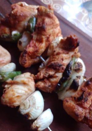 Una foto de Brochetas/pinchos de pollo 🐓 a la parrilla/barbacoa🫑🧅