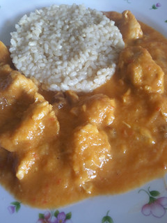 Una foto de Pollo con curry y mango