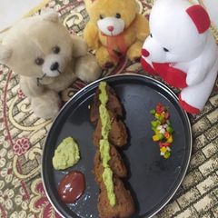 A picture of PeanutsRice Triangles with Til chutney.
