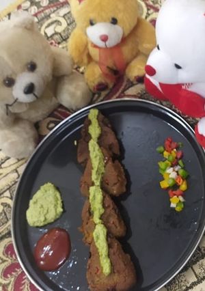 A picture of PeanutsRice Triangles with Til chutney.