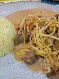 Strogonoff de pollo carne y papas al hilo