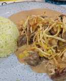 Strogonoff de pollo carne y papas al hilo