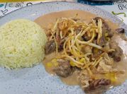 Una foto de strogonoff con pollo y carne