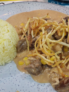 Una foto de Strogonoff de pollo carne y papas al hilo