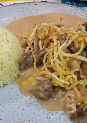 Una foto de Strogonoff de pollo carne y papas al hilo