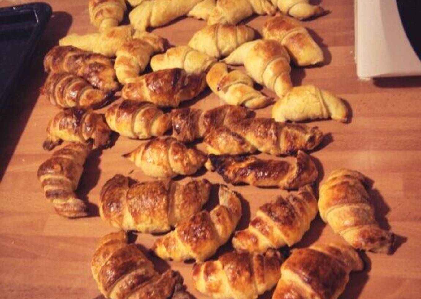 Minicruasanes de hojaldre superfáciles, bañados en almíbar