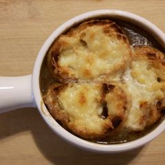A picture of French Onion Soup.