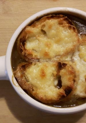 A picture of French Onion Soup.