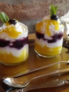 Mangós-áfonyás pohárkrém recept fotója
