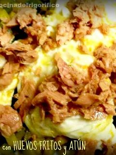 Una foto de Calabacin con huevos fritos y atún