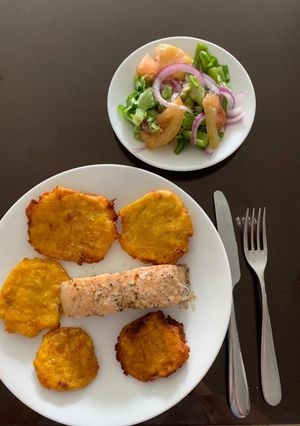 Una foto de Salmón con patacón